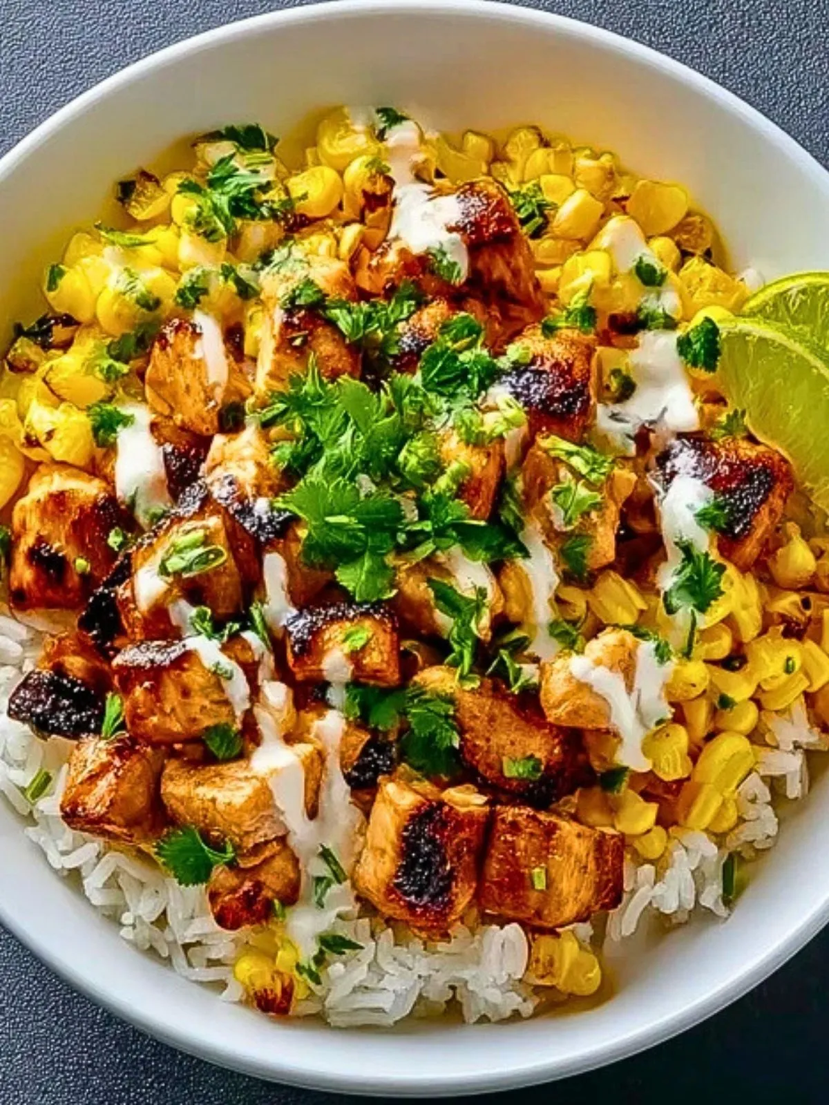 Bol De Riz Poulet Maïs À La Street Food (1)