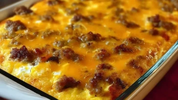 Casserole De Petit-Déjeuner Aux Saucisses, Oeufs Et Fromage