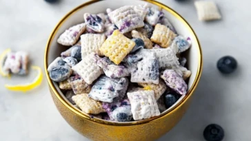 Mélange De Friandises Au Fromage Blanc, Myrtilles Et Citron