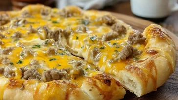 Pizza Au Petit Déjeuner Avec Sauce Saucisse Délicieuse